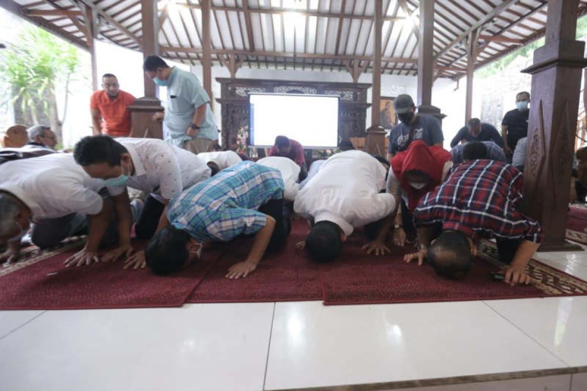 Hendi-Ita sujud syukur unggul pada Pilwakot Semarang lawan kotak kosong