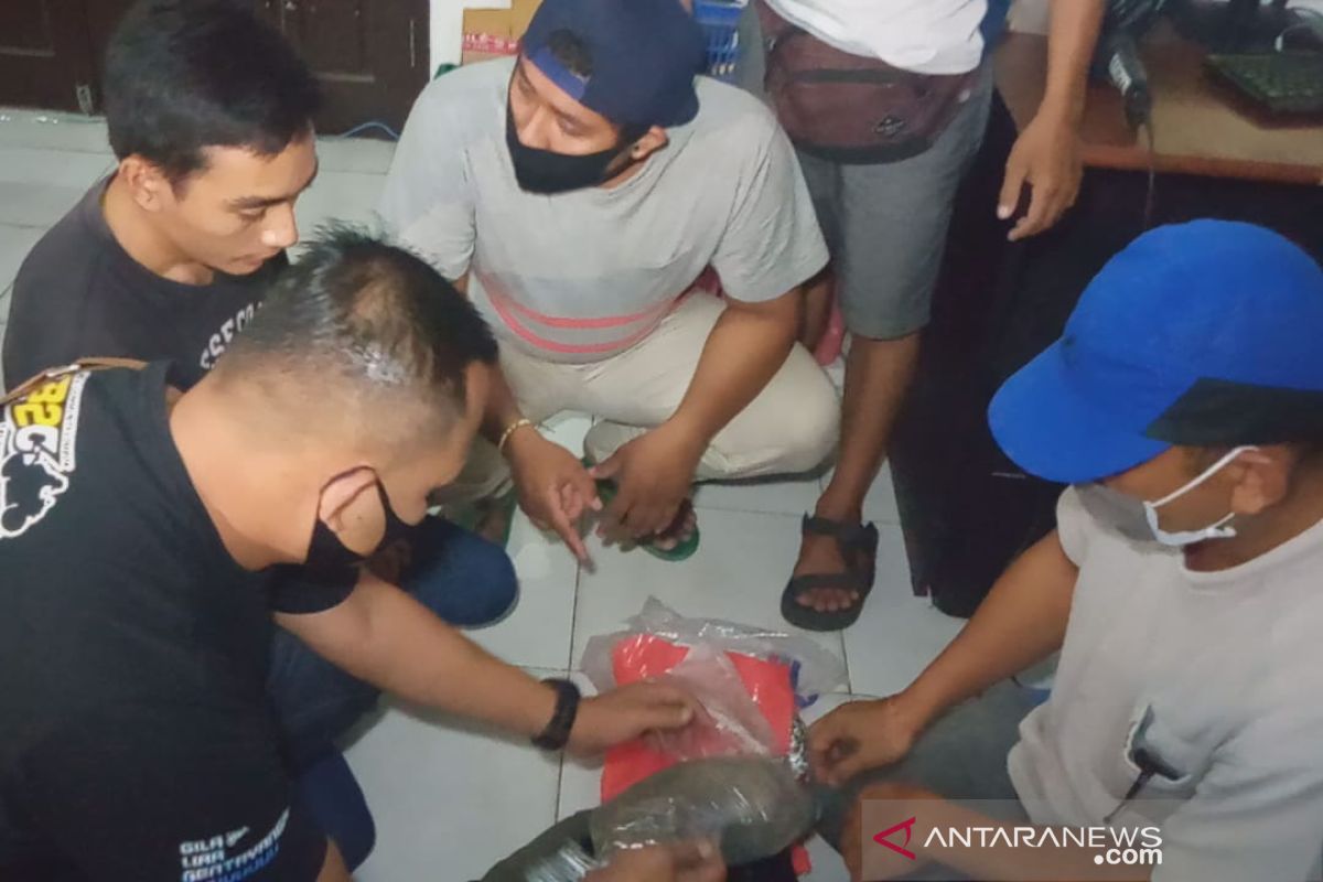 Polda NTB menyita paket kiriman dari Medan berisi satu kilogram ganja