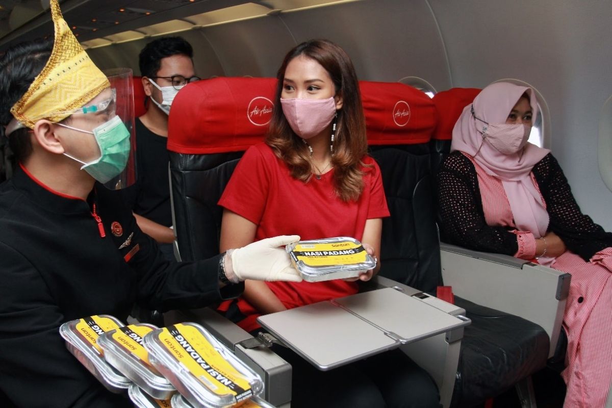 Penerbangan perdana AirAsia Jakarta-Padang diramaikan dengan bagi-bagi Nasi Padang