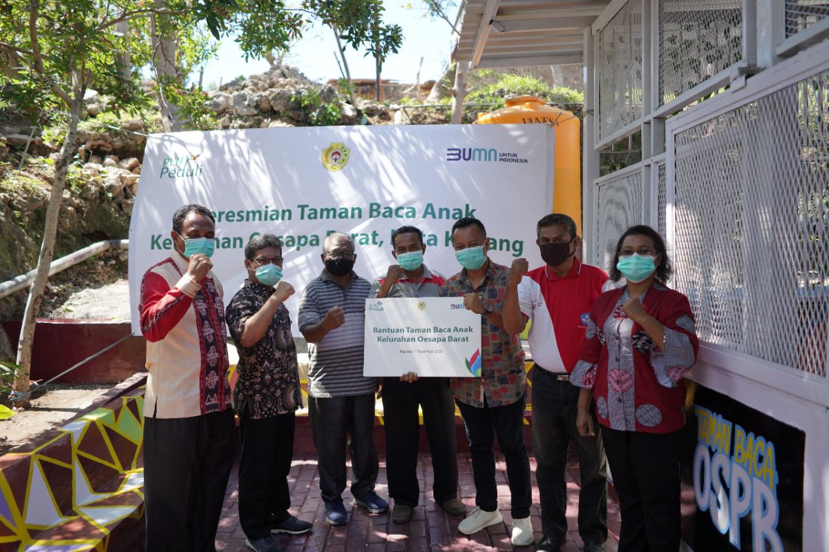 PLN NTT salurkan bantuan taman baca untuk warga pesisir Kupang