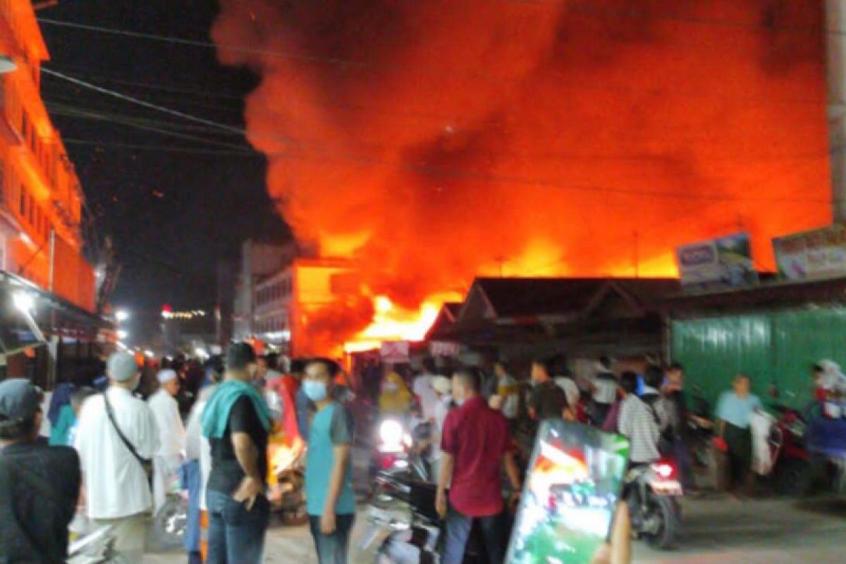 Olah TKP kebakaran Wisma Abu Tembilahan terkendala cuaca