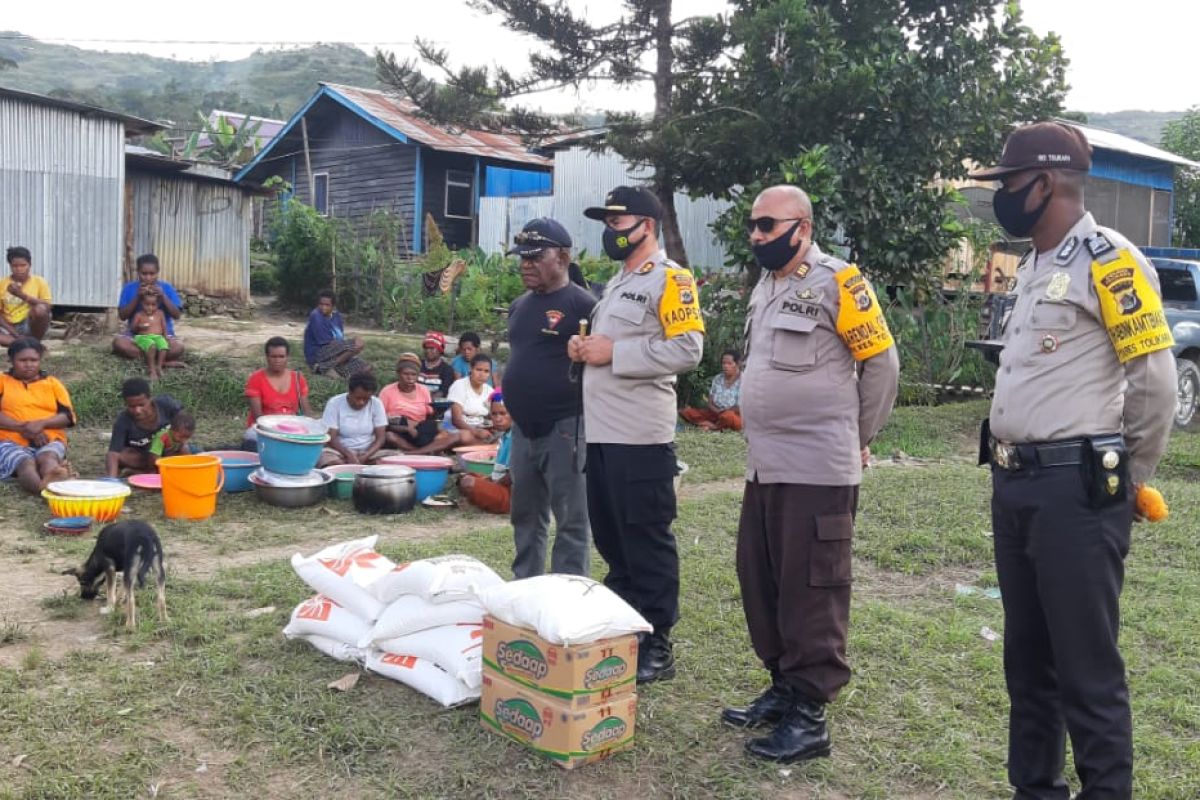 Kapolres Tolikara berikan bantuan korban kebakaran