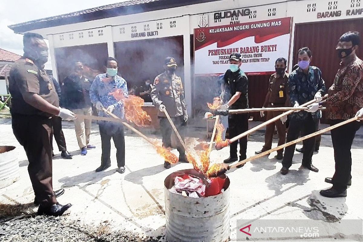 Kejari Gunung Mas musnahkan ratusan lembar uang palsu