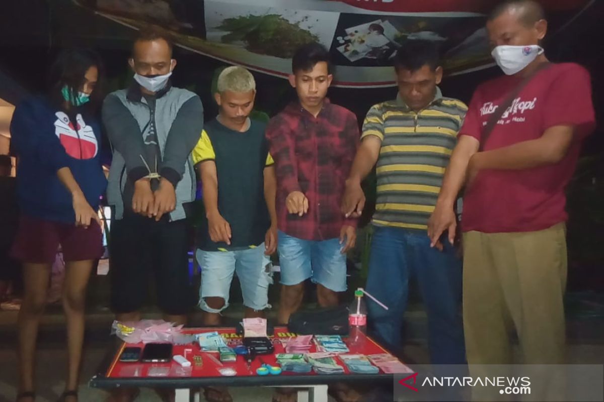 Pasangan sejoli di Kota Mataram edarkan sabu, berakhir di sel