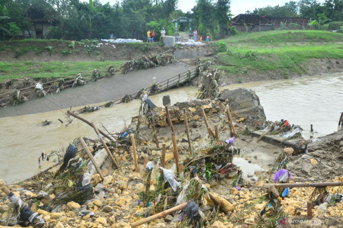 Jembatan di Grobogan ambrol diterjang arus Sungai Jajar