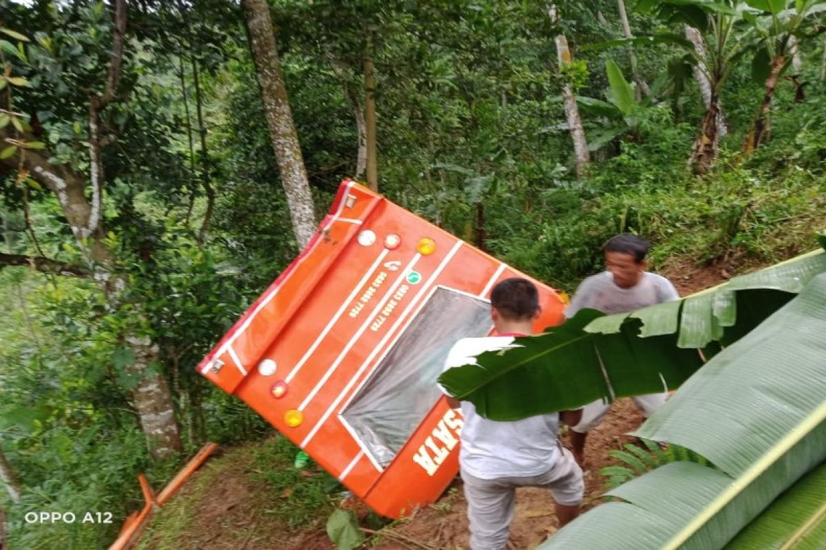 Kereta "kelinci" masuk jurang di Batang, 2 meninggal dan 10 luka