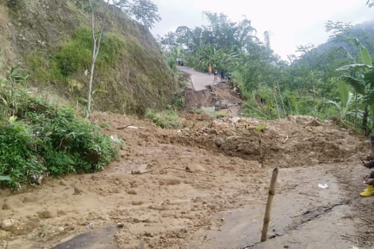 Jalan penghubung dua desa di Banjarnegara ambles