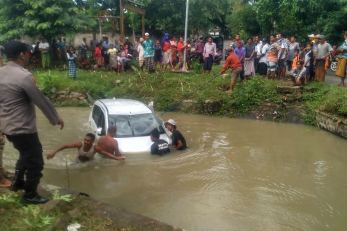 Sopir ngantuk, mobil nyemplung ke kali jalan raya Desa Setanggor Lombok Tengah