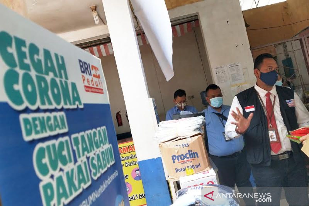 BRI Palangka Raya bagi-bagi masker untuk pedagang dan pengunjung Pasar Kahayan