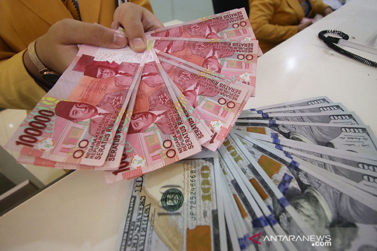 Dolar melemah saat Ketua Fed pertahankan pesan "dovish"