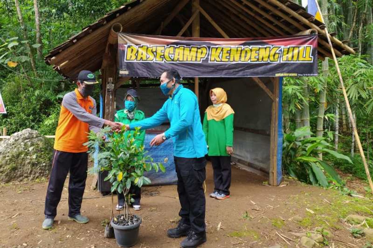 LLHPB Aisyiyah Magelang tanam ratusan pohon di Kendeng Hill