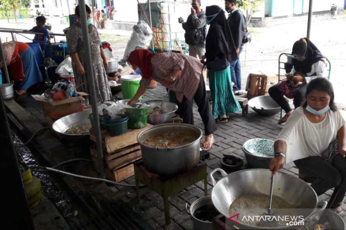 Dapur Umum Temanggung bagikan 450 nasi bungkus kepada warga terdampak pandemi