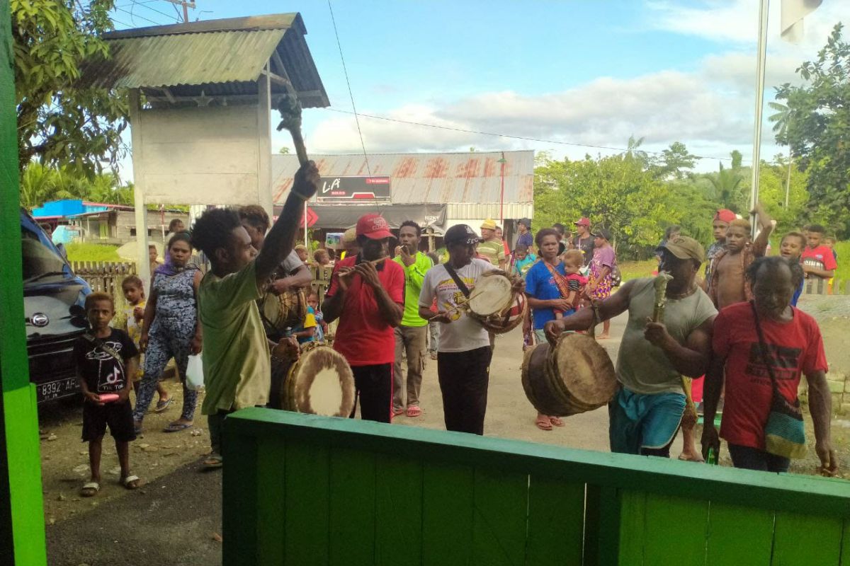 Sanggar seni bersama Babinsa hibur warga kampung Beniek suling tambur