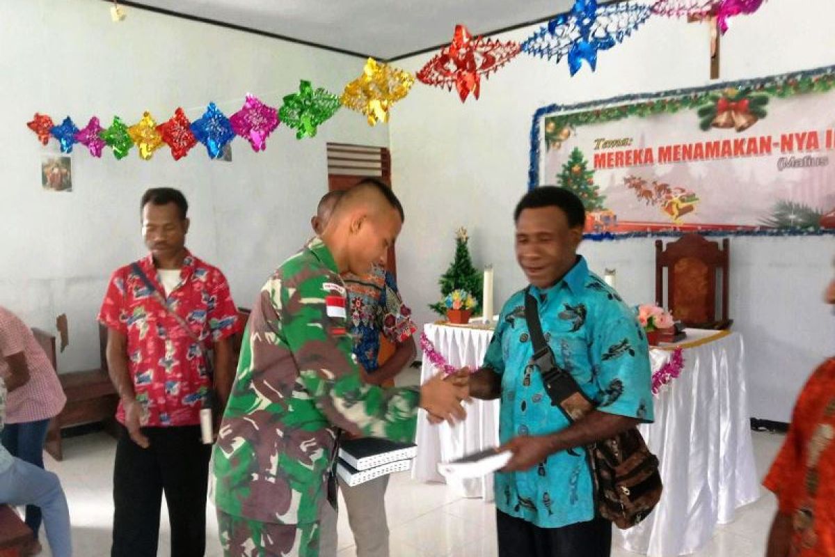 Satgas Yonif Raider 100/PS beri bantuan buku Alkitab jemaat di perbatasan