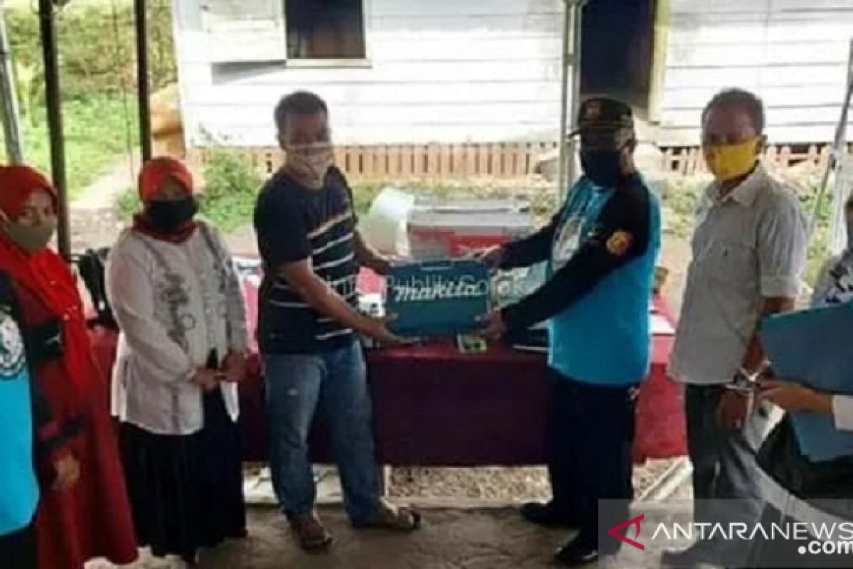 Dinas Sosial Solok serahkan bantuan Rp150 juta ke FKS Rawang Gumanta