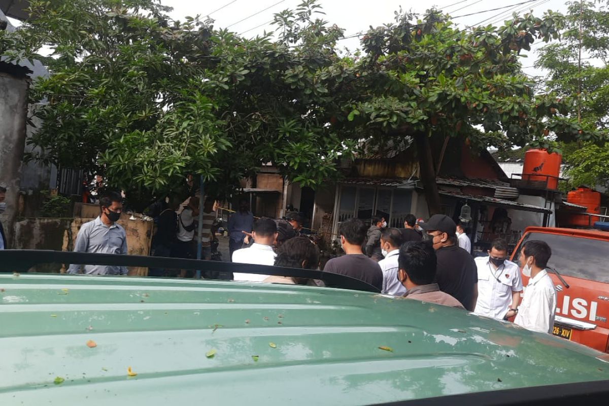 Densus 88 Antiteror Mabes Polri gerebek rumah terduga teroris di Makassar