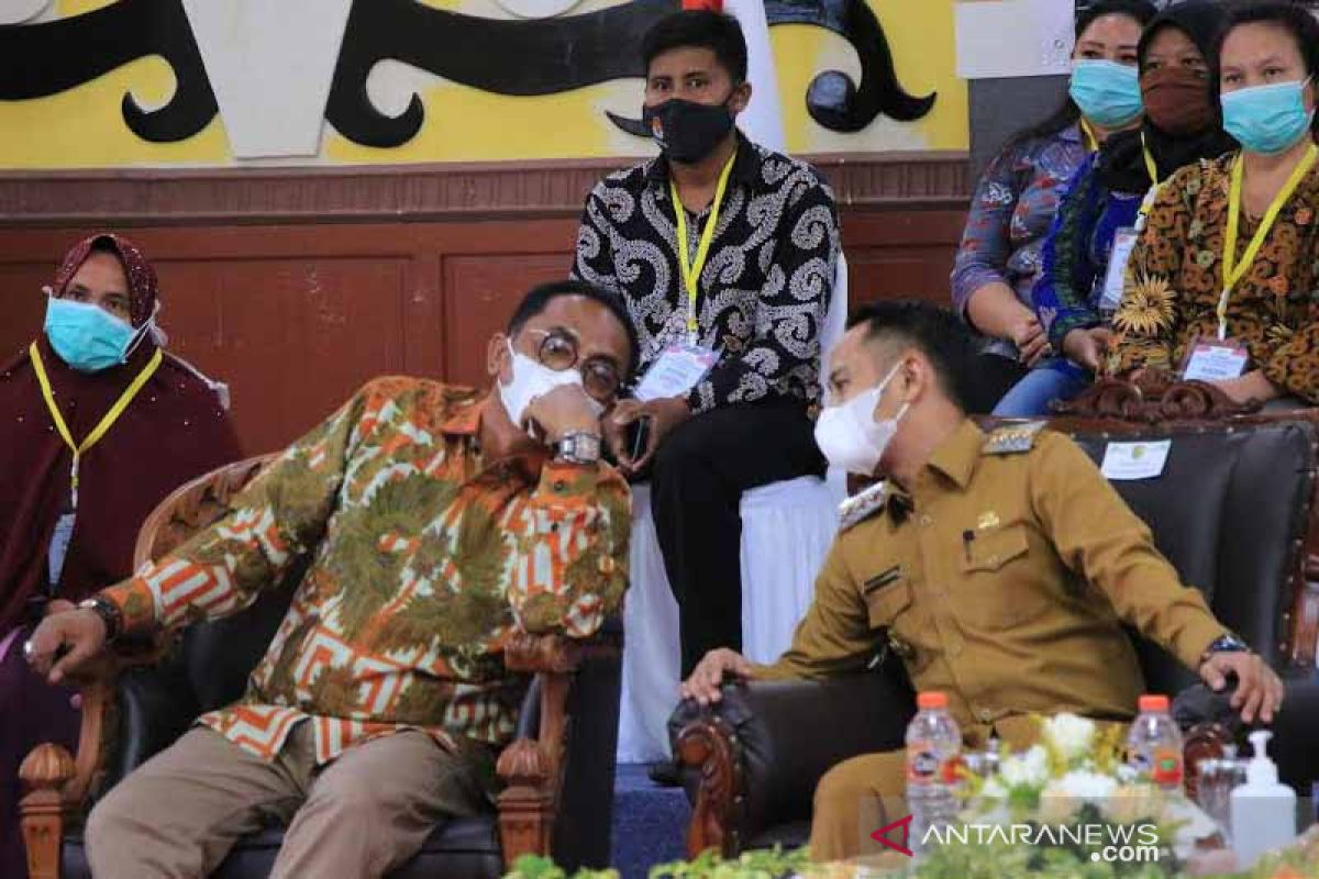 Wali Kota Palangka Raya serahkan 2.400 sertifikat tanah gratis