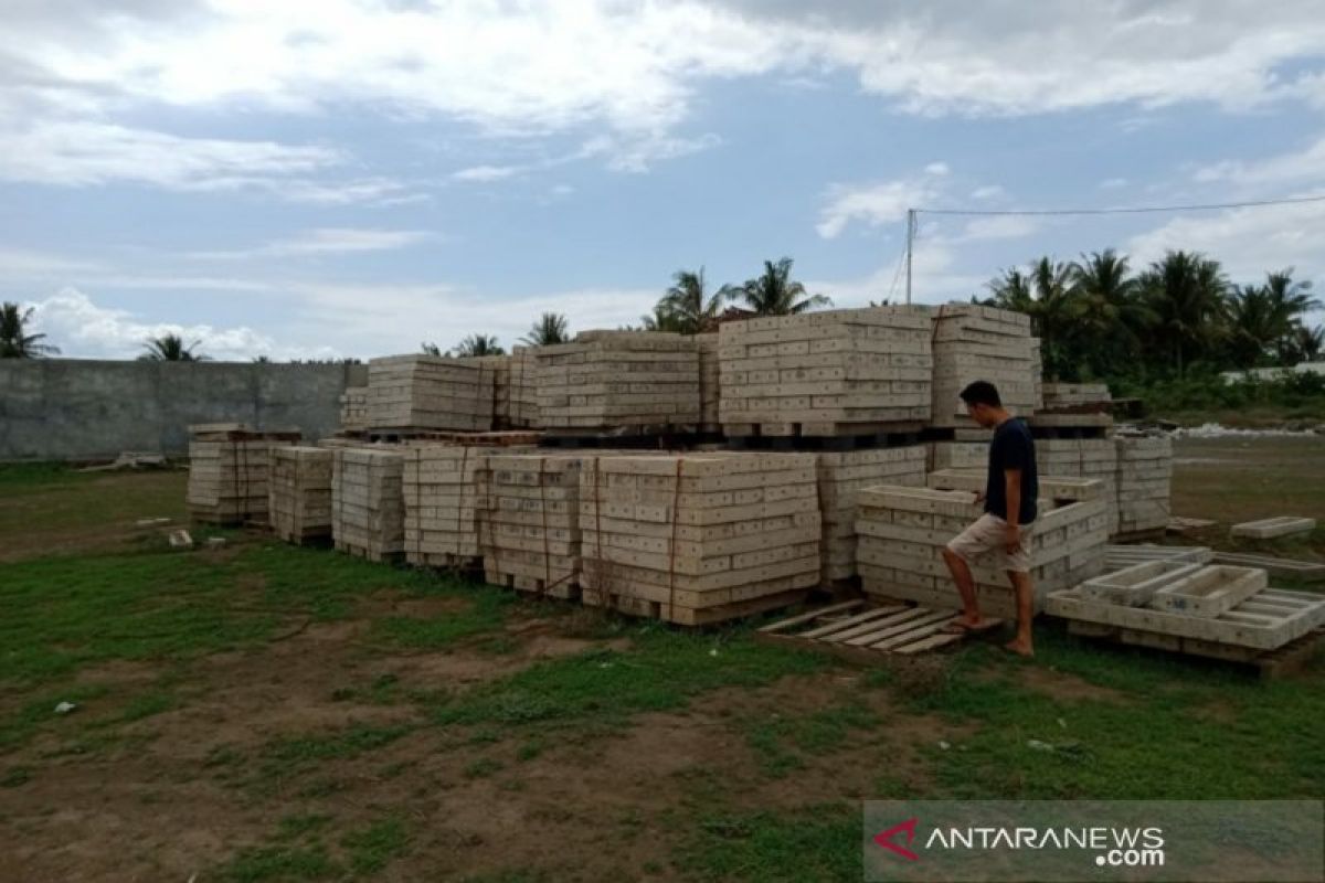 Penyidik menyerahkan hasil cek fisik rumah tahan gempa ke auditor