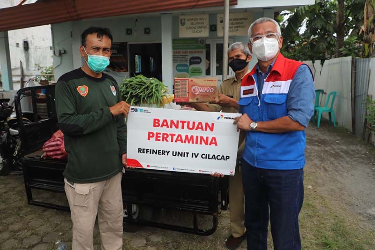 Pertamina Cilacap kembali serahkan bantuan logistik COVID-19