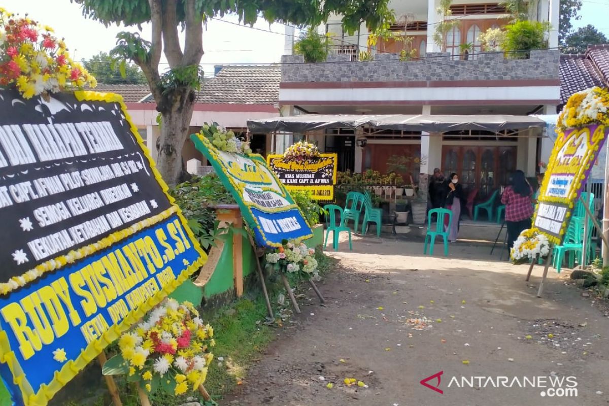 Karangan bunga duka cita mulai banjiri kediaman Kapten Afwan