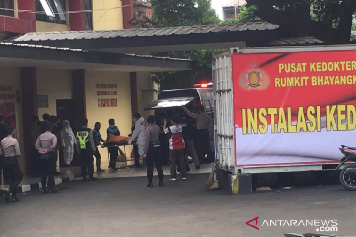 RS Polri kedatangan satu kantong jenazah dibawa menggunakan ambulans