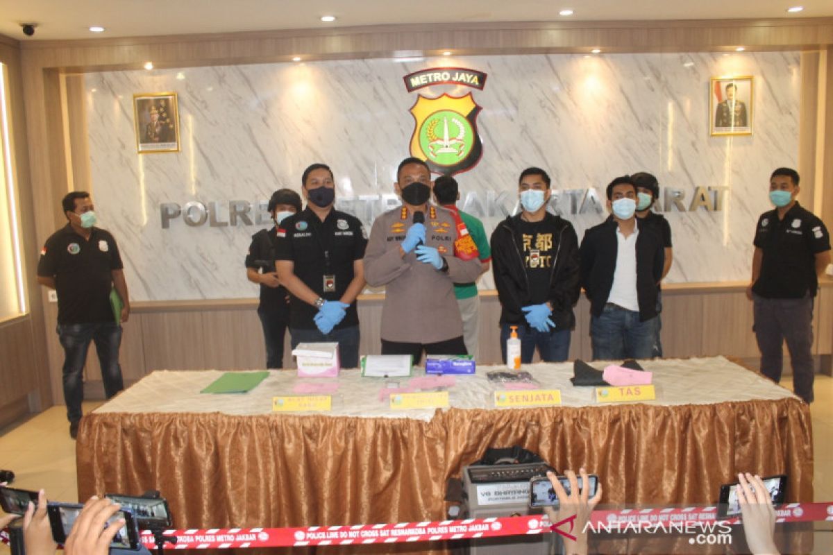 Polisi selidiki senjata api ditemukan saat geledah suami penyanyi Nindy Ayunda