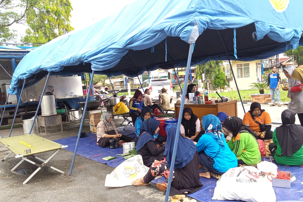 Dinsos Solok dirikan dapur umum bantu warga terdampak banjir