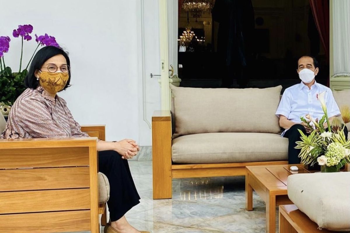 Usai divaksin, Jokowi bertemu Sri Mulyani dan Erick Thohir