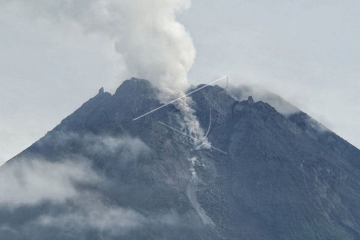 Gunung Merapi kembali mengeluarkan tiga kali guguran lava sejauh 400-500 meter