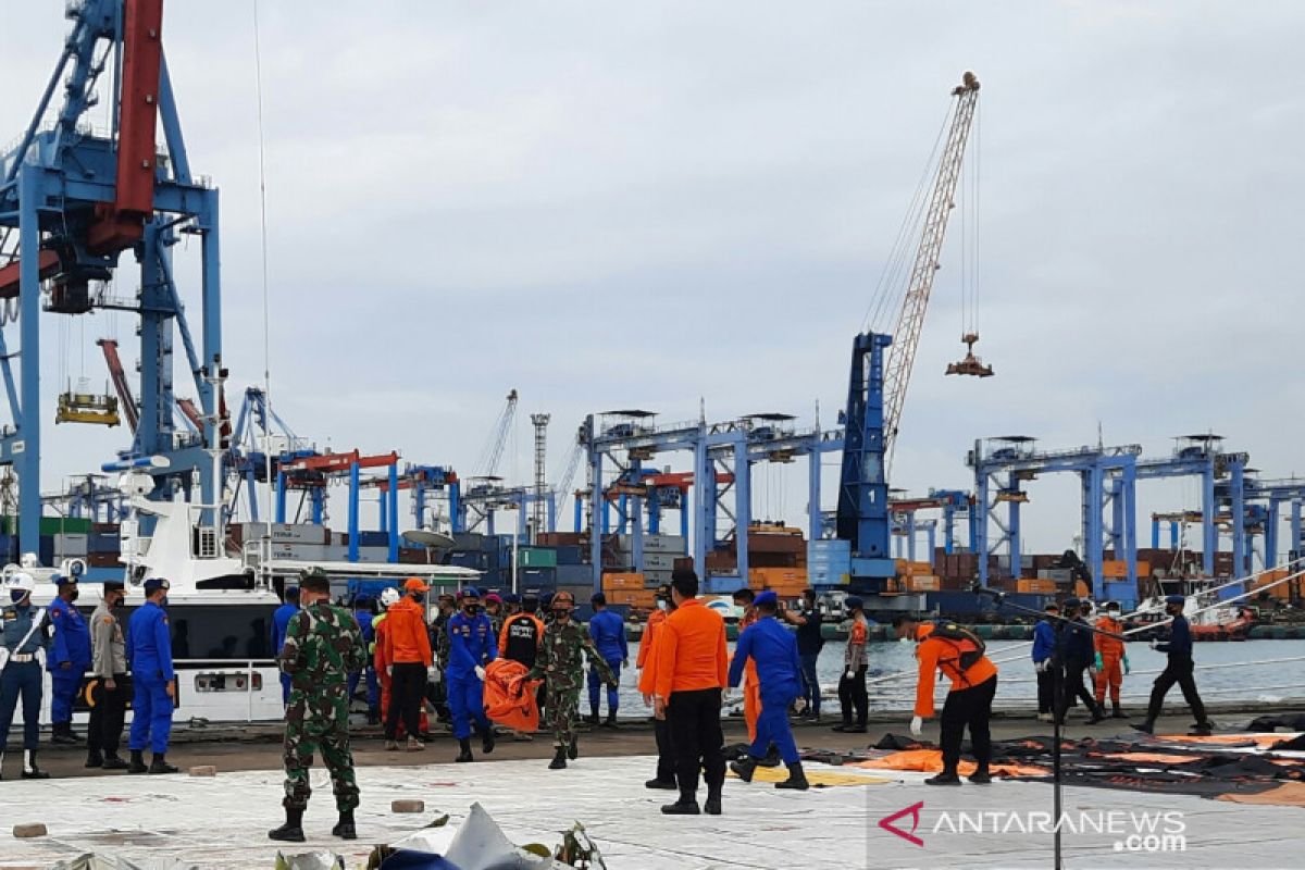 Tim SAR angkut tiga kantong bagian tubuh korban pesawat Sriwijaya SJ182