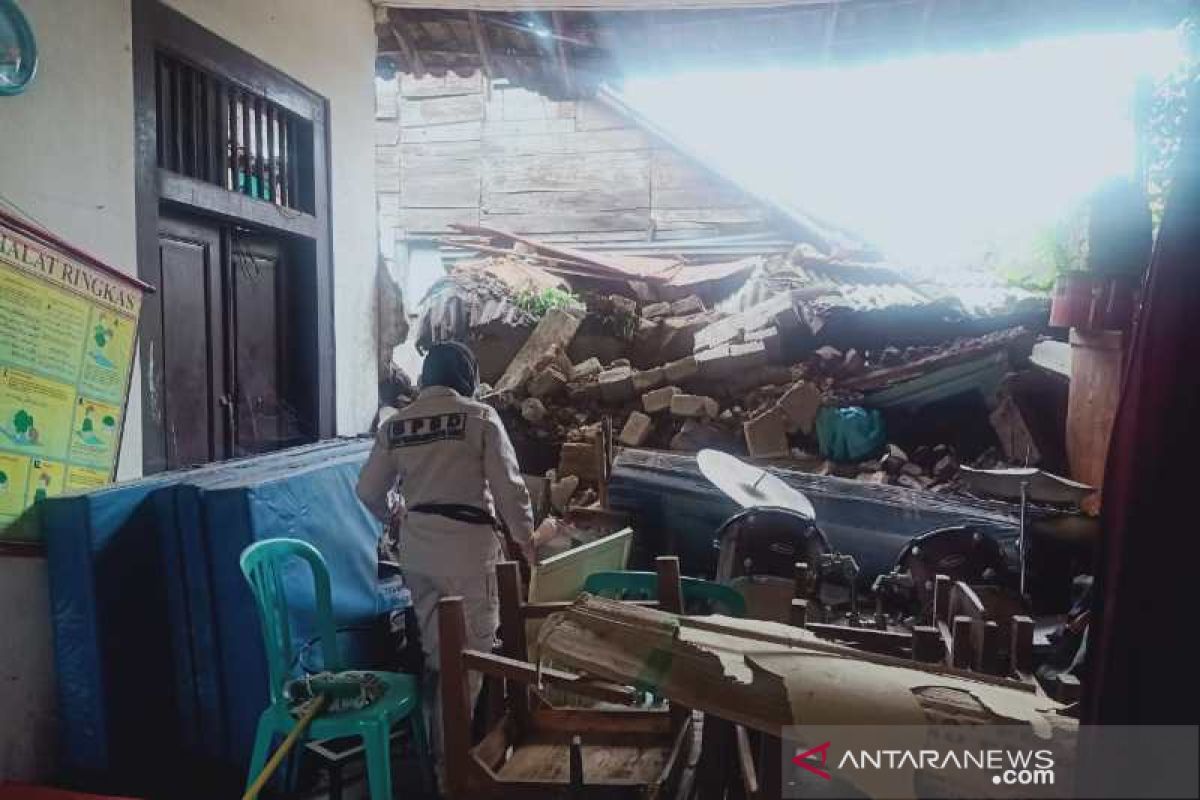 Tembok bangunan cagar budaya SDN 03 Temanggung II ambrol terkena hujan