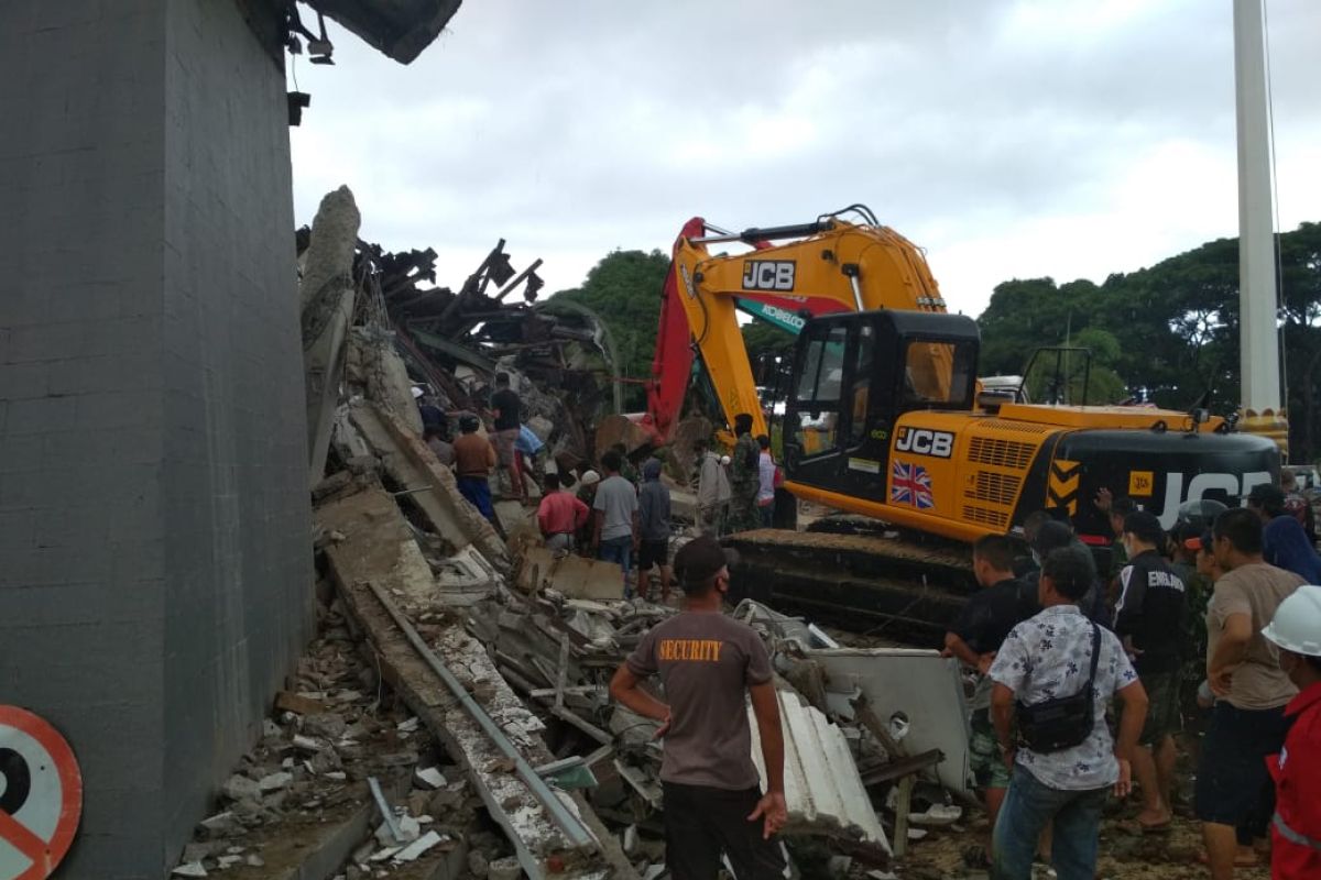 Dua orang selamat  reruntuhan Kantor Gubernur Sulbar