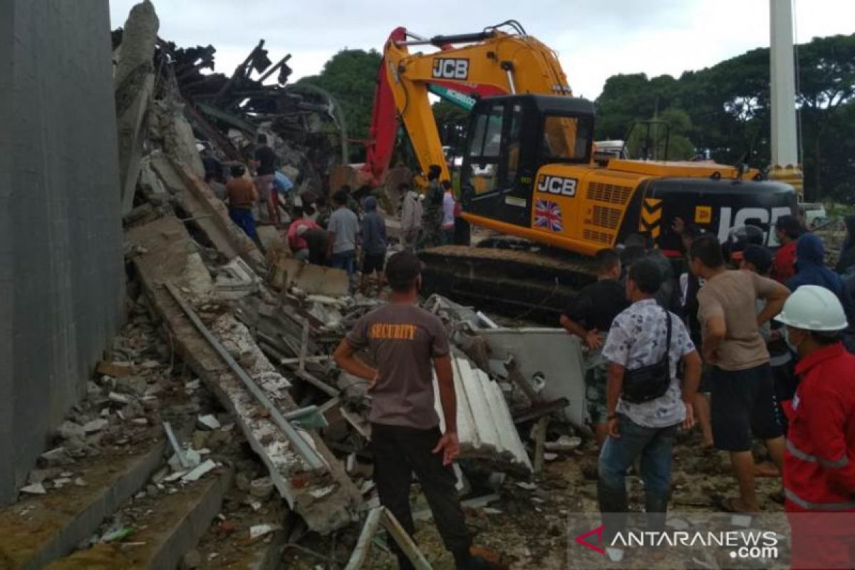 Sejumlah bangunan di Mamuju ambruk akibat gempa