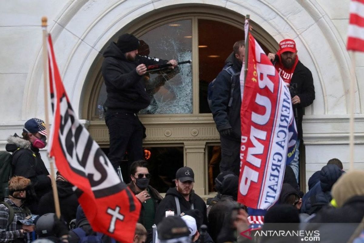 FBI periksa puluhan demonstran Capitol setelah seorang polisi dilaporkan tewas