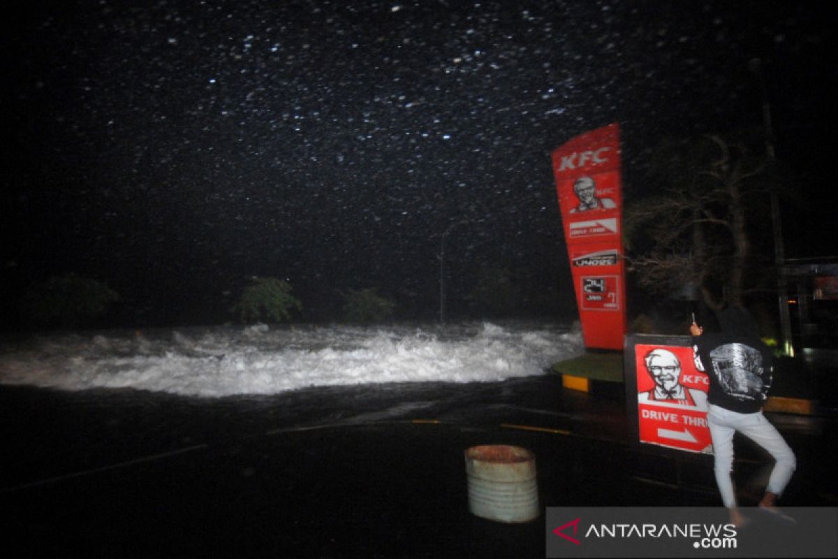 Ombak besar hantam pesisir pantai, Air laut banjiri kawasan bisnis Manado