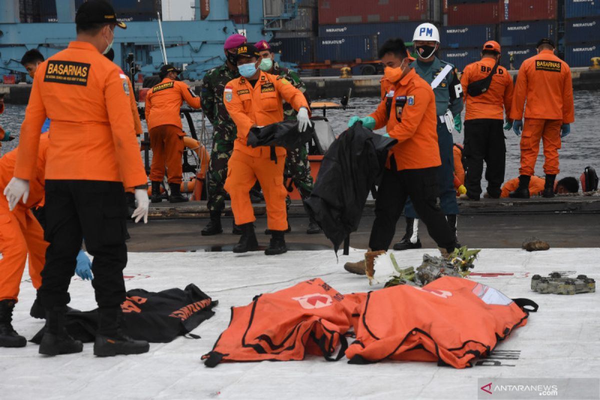 Hari kesembilan, Basarnas temukan 14 kantong jasad dan serpihan SJ-182