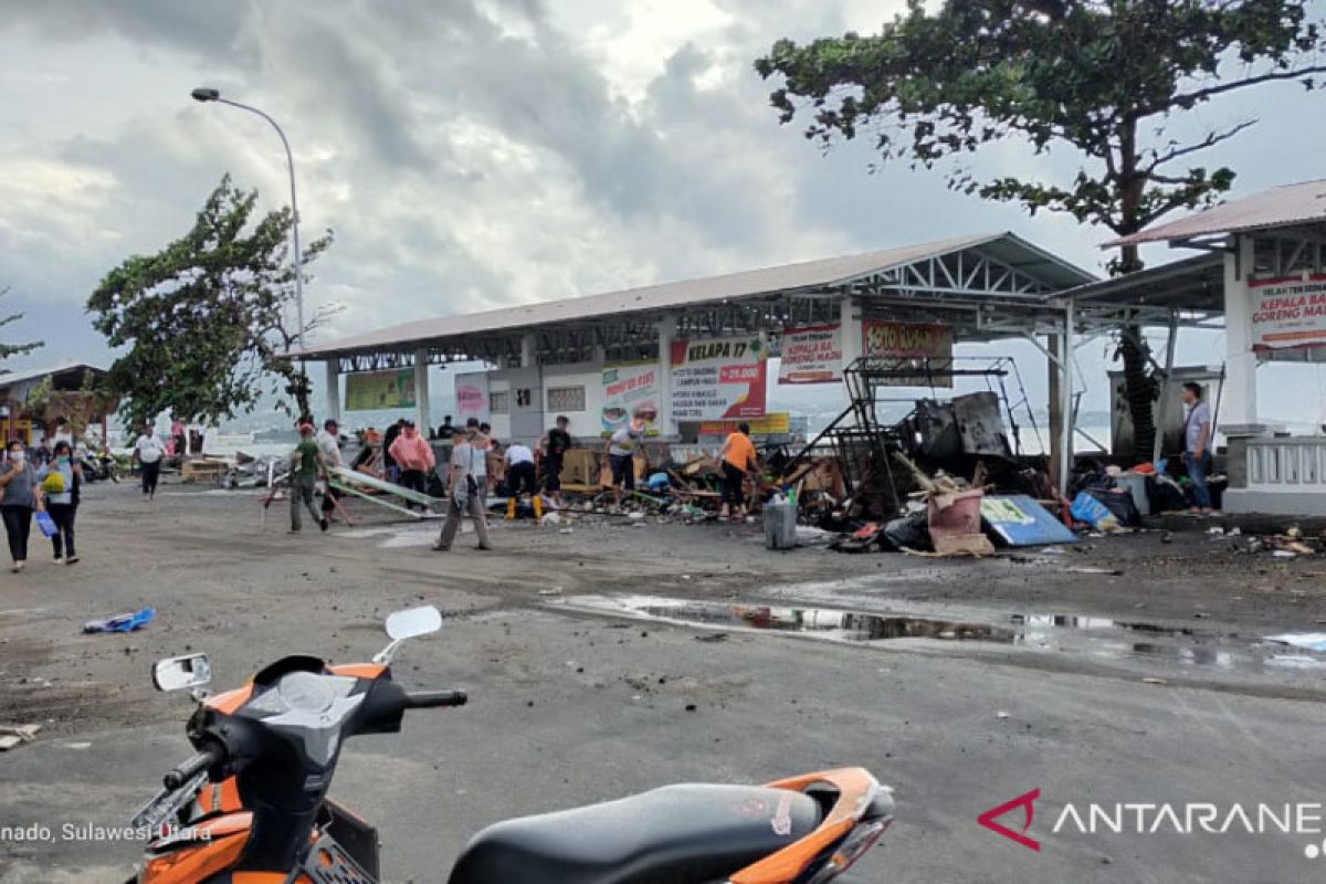 Ombak besar merusak sebagian lokasi kuliner dan   tinggalkan sampah