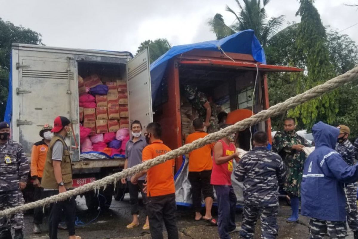 BPBD Majene gunakan helikopter untuk menyalurkan bantuan ke daerah terisolasi