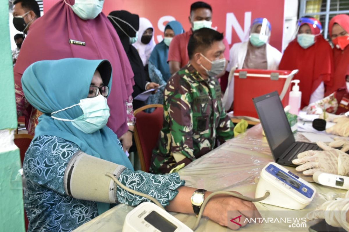 Bupati Kampar beserta istri dan Sekda gagal divaksin karena hipertensi