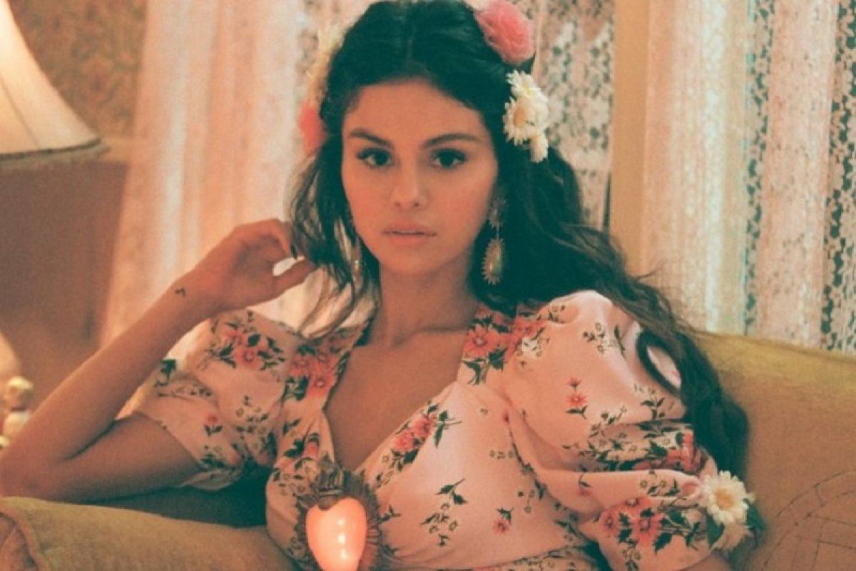 Selena Gomez luncurkan lagu "De Una Vez" berbahasa Spanyol