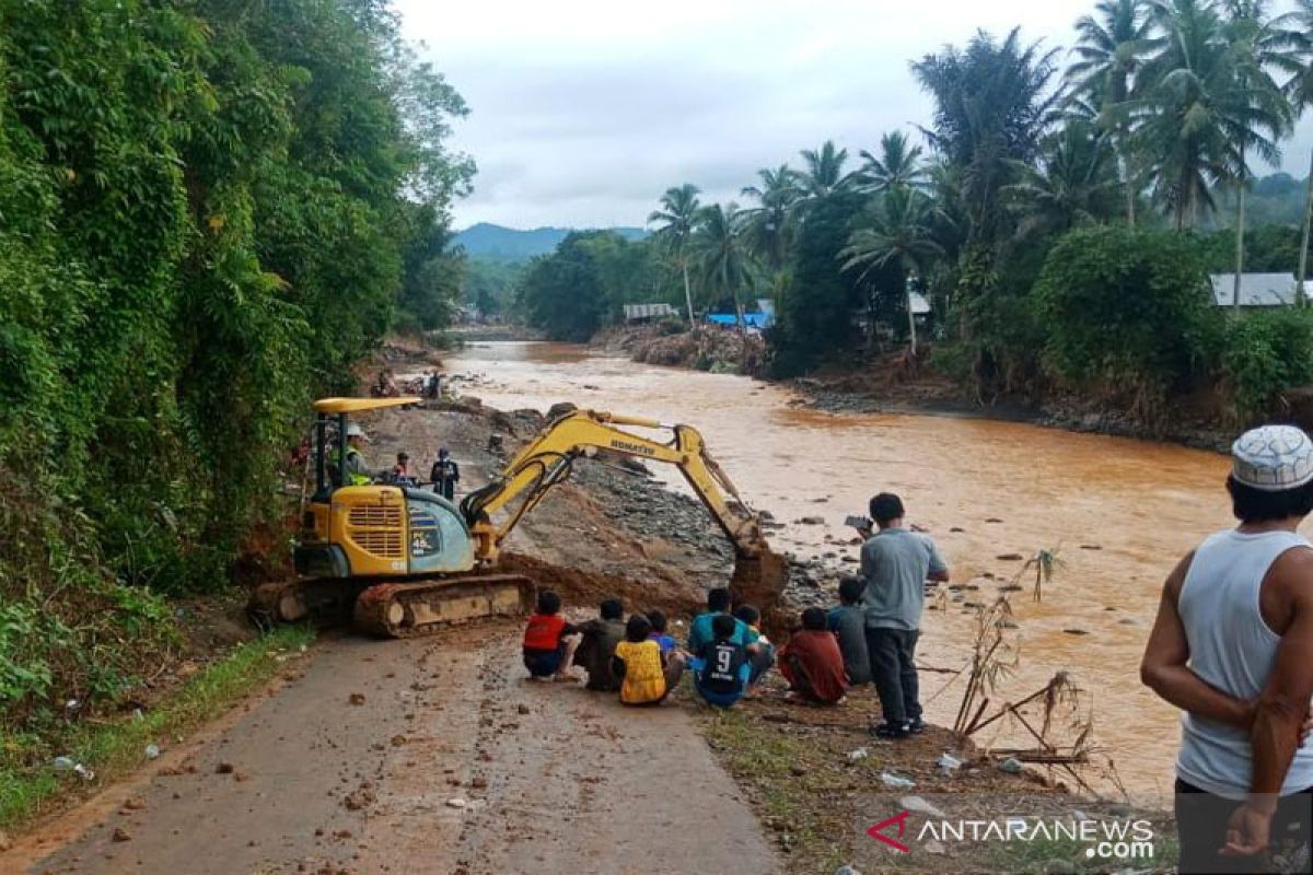 Alat berat Dinas PUPR Barito Utara  buka akses  jalan di Hantakan