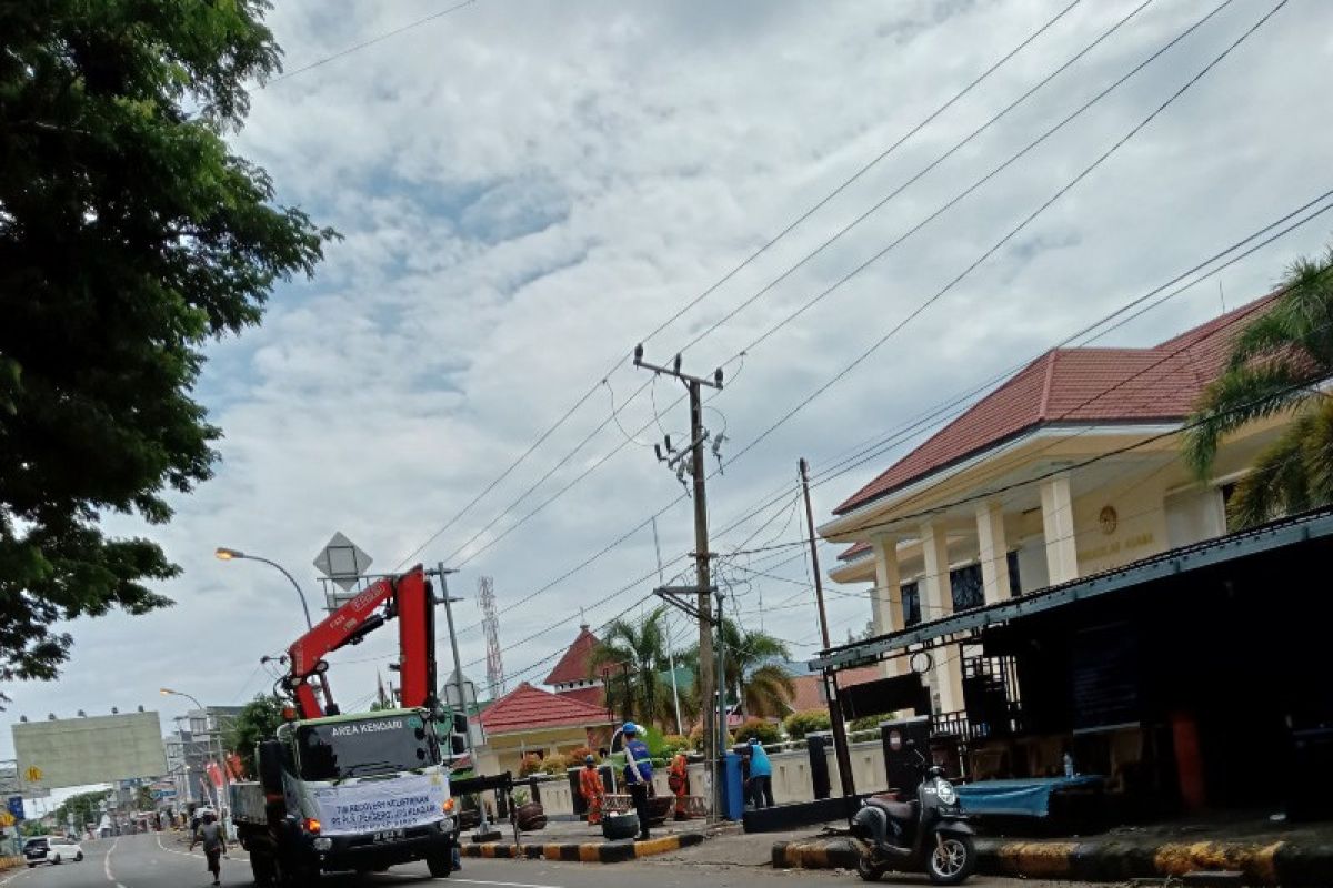 Separuh Kota Mamuju masih padam listrik akibat gempa