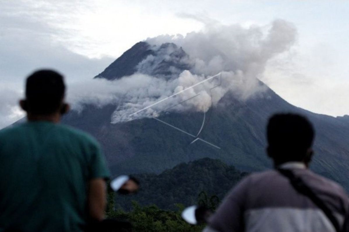 Gunung Merapi luncurkan awan panas guguran hingga sejauh 1,8 kilometer