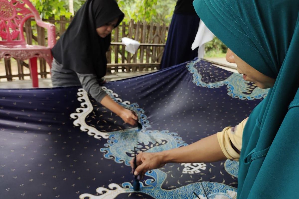 Kopi, lada, pisang muli dominasi motif batik tulis karya Andri