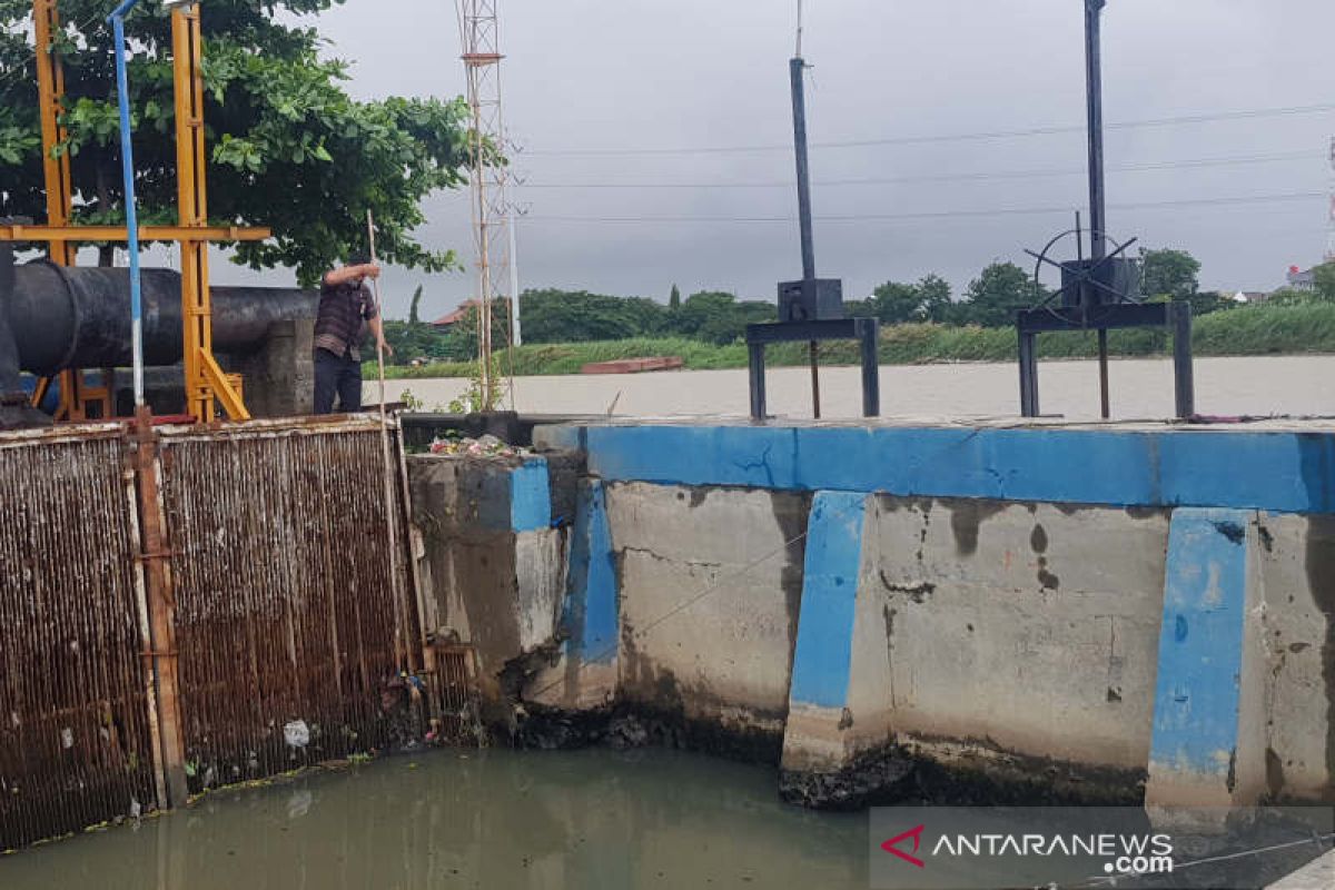 Jasad sepasang bayi kembar tersangkut di pintu rumah pompa di Semarang