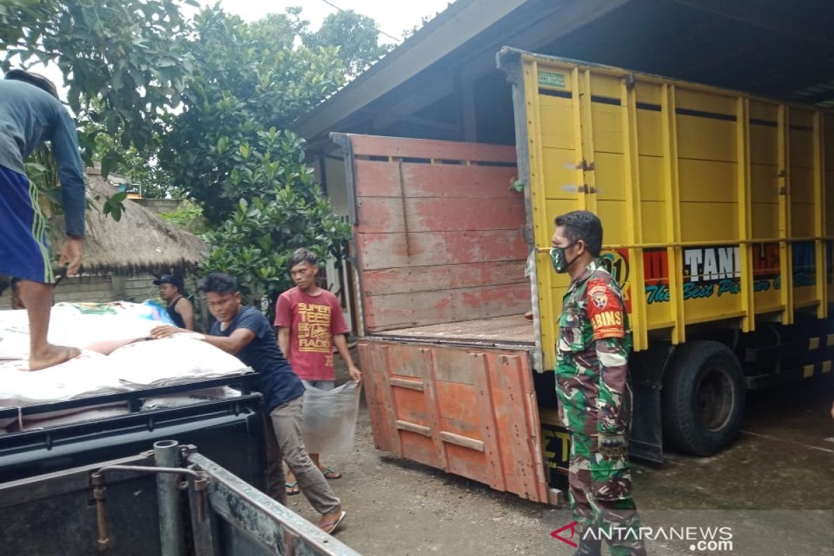 Kodim Lombok Tengah mengawal pendistribusian pupuk subsidi ke petani