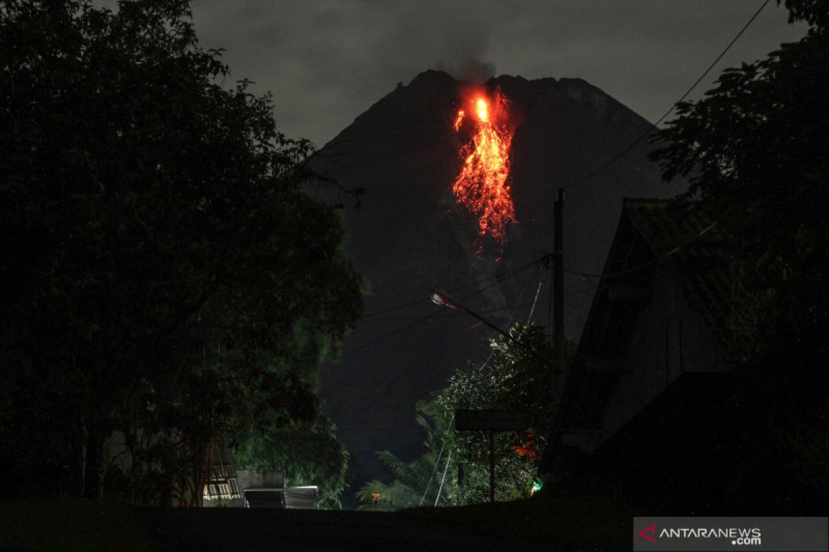 Merapi enam kali luncurkan guguran lava pijar