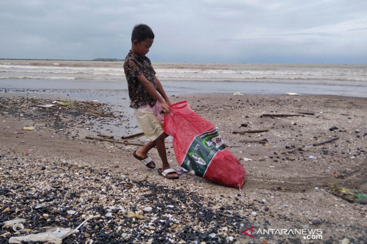 Warga Jepara berburu batu bara dari tongkang yang dihantam ombak