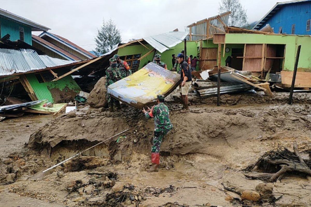 TNI bantu evakuasi warga korban banjir lumpur Kampung Uwibutu Paniai Timur