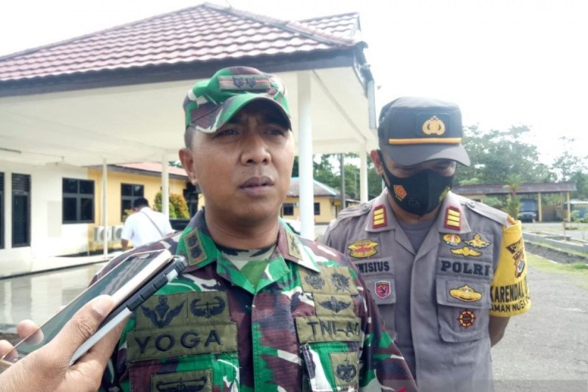 Sejumlah prajurit TNI/Polri disiagakan di Banti untuk menjaga keamanan warga